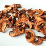 Essas batatas fritas de cogumelos na Air Fryer são a perfeição salgada e crocante