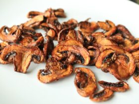 Essas batatas fritas de cogumelos na Air Fryer são a perfeição salgada e crocante