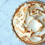 Transforme seu bolo de pudim de limão em uma torta de merengue fofinha