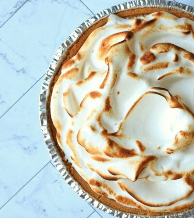 Transforme seu bolo de pudim de limão em uma torta de merengue fofinha