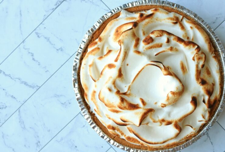 Transforme seu bolo de pudim de limão em uma torta de merengue fofinha