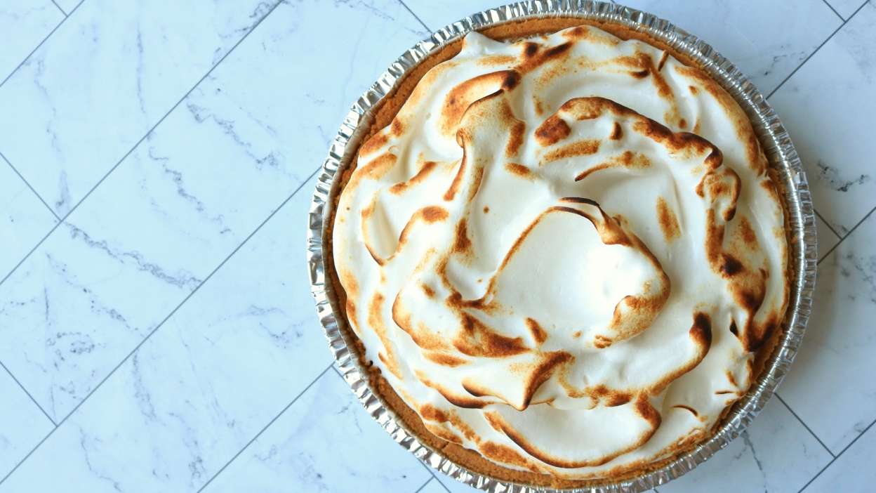 Transforme seu bolo de pudim de limão em uma torta de merengue fofinha