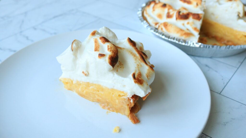 Transforme seu bolo de pudim de limão em uma torta de merengue fofinha 4 pudim de limão